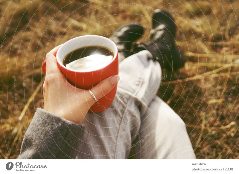 Eine Person, die eine Tasse Kaffee oder lösliches Getreide hält. Ernährung Frühstück Bioprodukte Getränk trinken Heißgetränk Kakao Tee Lifestyle