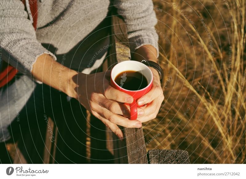 Eine Person, die eine Tasse Kaffee oder lösliches Getreide hält. Ernährung Frühstück Bioprodukte Getränk Heißgetränk Kakao Tee Lifestyle Gesundheitswesen