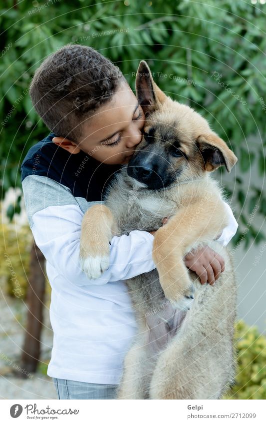 Lateinkind mit seinem Hund Lifestyle Freude Glück Gesicht Erholung Freizeit & Hobby Kind Mensch Junge Mann Erwachsene Familie & Verwandtschaft Freundschaft
