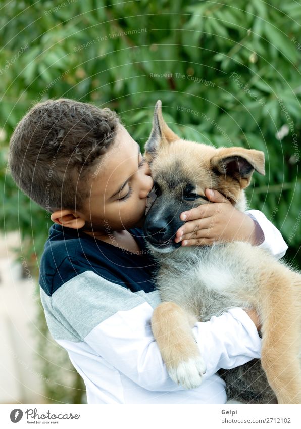 Lateinkind mit seinem Hund Lifestyle Freude Glück Gesicht Erholung Freizeit & Hobby Kind Mensch Junge Mann Erwachsene Familie & Verwandtschaft Freundschaft