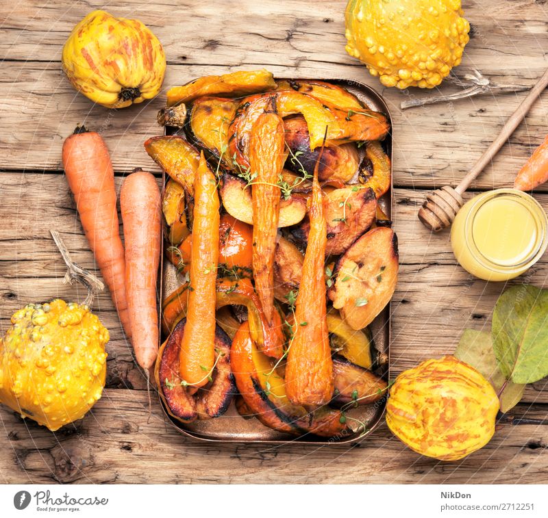 Gebackener Kürbis mit Karotten und Quitte Möhre Gemüse Gesundheit Vegetarier Lebensmittel orange Scheibe Herbst Garnierung rustikal gebraten Thymian Tablett