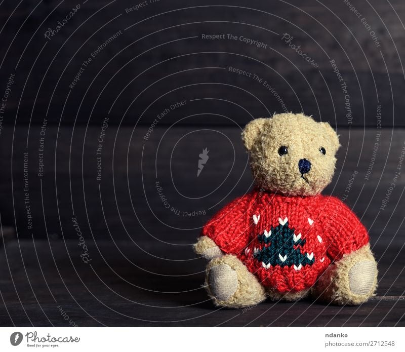 alter brauner Teddybär in einem roten Pullover Freude Kinderspiel Spielzeug Puppe Holz Liebe sitzen klein niedlich retro weich Einsamkeit Idee Traurigkeit