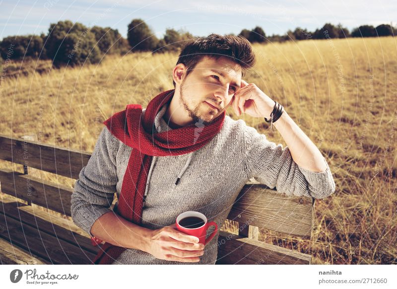 Junger Mann genießt einen sonnigen Morgen und trinkt Kaffee. Frühstück trinken Heißgetränk Tee Leben Erholung ruhig Freiheit Sommer Mensch maskulin Erwachsene 1