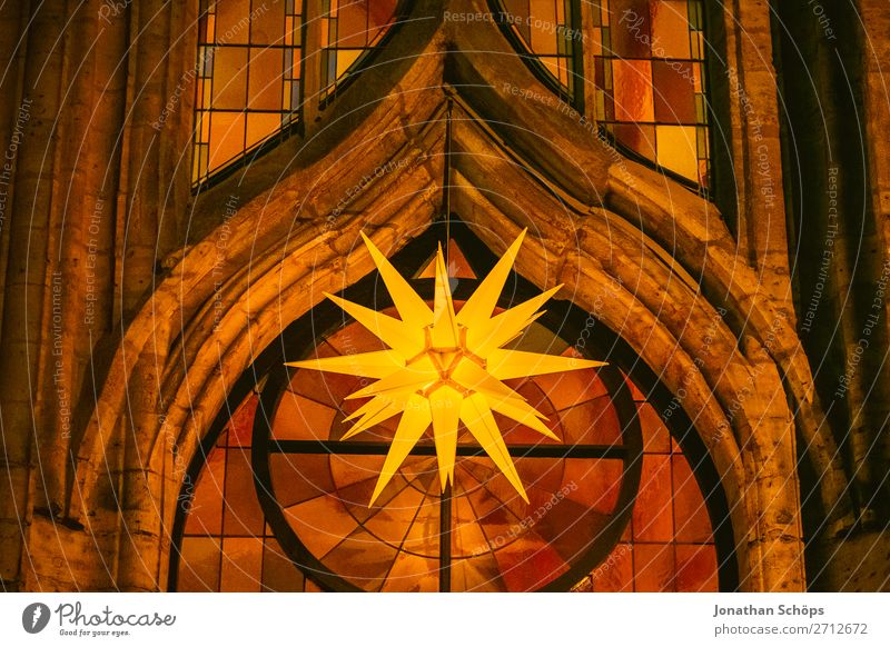 Herrnhuter Stern hängt im Advent an einer Kirche Weihnachten & Advent Fassade hängen Hoffnung Tradition Adventsstern Kirchenfenster Weihnachtsstern Christentum