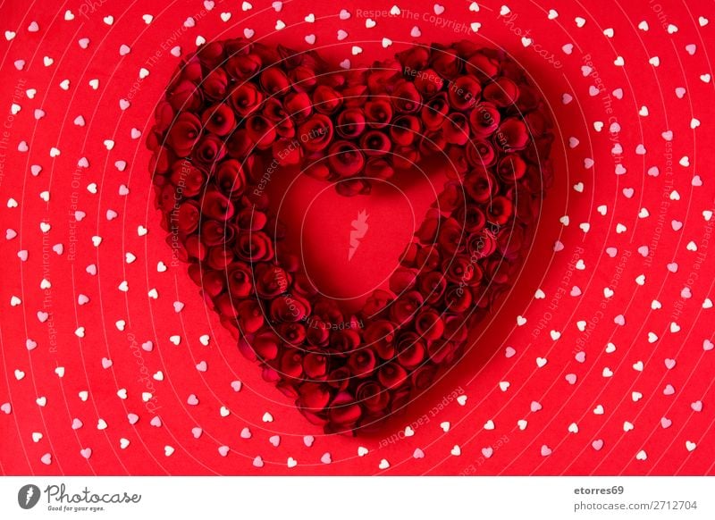 Herz aus roten Rosen auf rotem Hintergrund zum Valentinstag Liebe Muttertag Blume Symbole & Metaphern Feste & Feiern Feiertag Februar Blumenstrauß