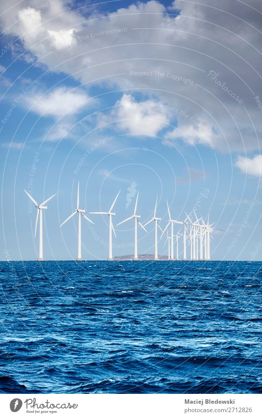 Offshore-Windpark an einem sonnigen Tag Meer Industrie Energiewirtschaft Erneuerbare Energie Windkraftanlage Umwelt Natur Himmel Wolken Horizont nachhaltig