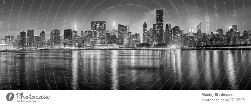 Schwarz-weißes New York City Panorama bei Nacht. Lifestyle kaufen Reichtum elegant Ferien & Urlaub & Reisen Sightseeing Städtereise Häusliches Leben Wohnung