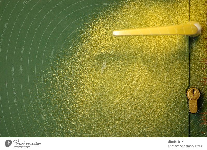 Farbspray grüne Metalltür Tür Rost Schloss dreckig gelb Farbe Handgriff platschen gemalt bügeln verschmiert farbenfroh künstlerisch Hintergrund beschmutzen