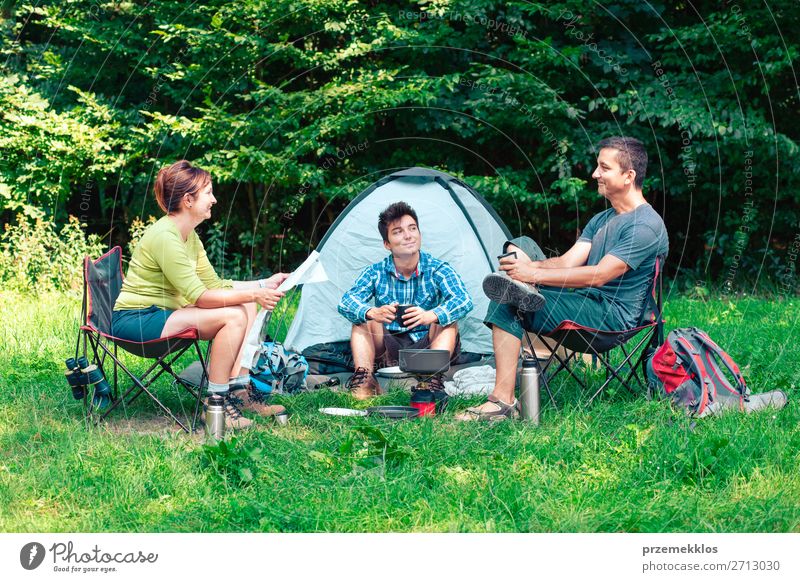 Einen Urlaub auf dem Campingplatz verbringen Lifestyle Erholung Ferien & Urlaub & Reisen Tourismus Abenteuer Frau Erwachsene Mann 3 Mensch Menschengruppe