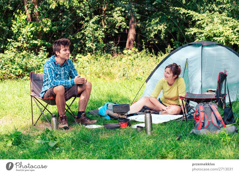 Einen Urlaub auf dem Campingplatz verbringen Lifestyle Erholung Ferien & Urlaub & Reisen Tourismus Abenteuer Sommerurlaub Frau Erwachsene Mann 2 Mensch