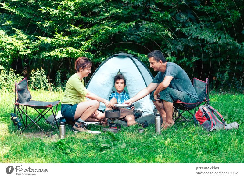 Einen Urlaub auf dem Campingplatz verbringen Lifestyle Erholung Ferien & Urlaub & Reisen Tourismus Abenteuer Sommer Sommerurlaub Frau Erwachsene Mann 3 Mensch