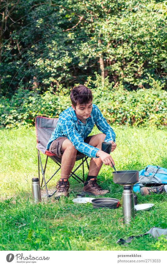 Einen Urlaub auf dem Campingplatz verbringen Lifestyle Erholung Ferien & Urlaub & Reisen Tourismus Abenteuer Sommer Sommerurlaub Mann Erwachsene Jugendliche 1