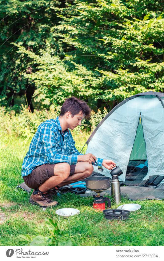 Einen Urlaub auf dem Campingplatz verbringen Lifestyle Erholung Ferien & Urlaub & Reisen Tourismus Abenteuer Sommer Sommerurlaub Mann Erwachsene Jugendliche 1