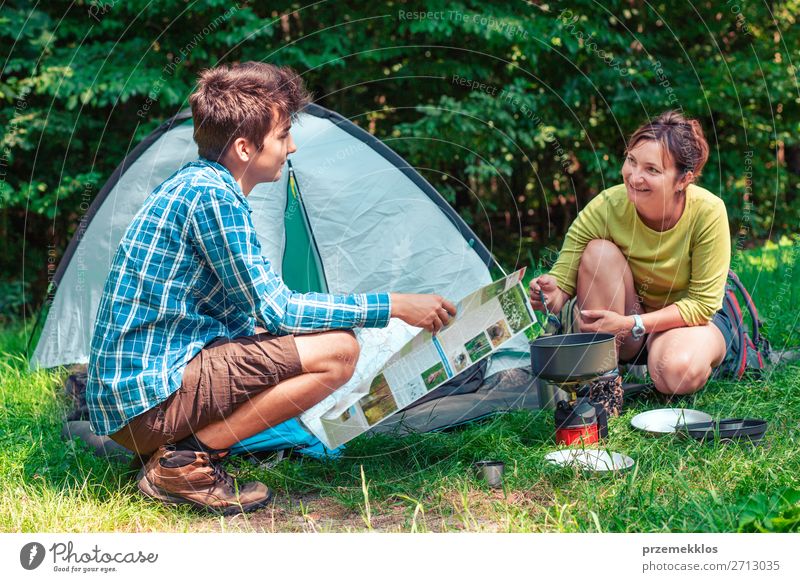 Einen Urlaub auf dem Campingplatz verbringen Lifestyle Erholung Ferien & Urlaub & Reisen Tourismus Abenteuer Sommer Sommerurlaub Frau Erwachsene Mann 2 Mensch