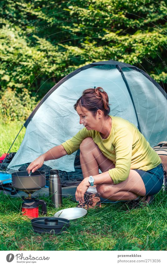 Einen Urlaub auf dem Campingplatz verbringen Lifestyle Erholung Ferien & Urlaub & Reisen Tourismus Ausflug Abenteuer Sommerurlaub Frau Erwachsene 1 Mensch