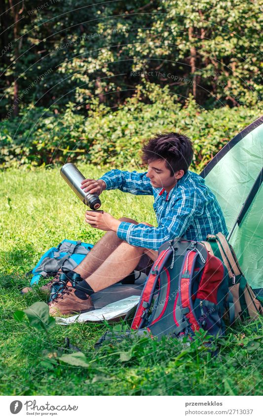 Einen Urlaub auf dem Campingplatz verbringen Lifestyle Erholung Ferien & Urlaub & Reisen Tourismus Ausflug Abenteuer Sommerurlaub Junger Mann Jugendliche