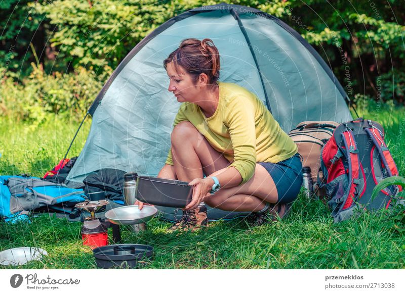 Einen Urlaub auf dem Campingplatz verbringen Lifestyle Erholung Ferien & Urlaub & Reisen Tourismus Ausflug Abenteuer Sommerurlaub Frau Erwachsene 1 Mensch