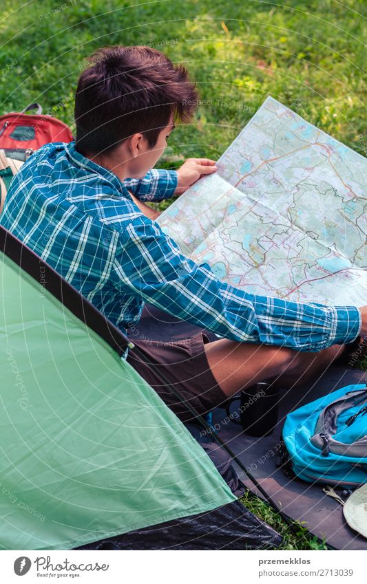 Einen Urlaub auf dem Campingplatz verbringen Lifestyle Erholung Ferien & Urlaub & Reisen Tourismus Abenteuer Junger Mann Jugendliche Erwachsene 1 Mensch
