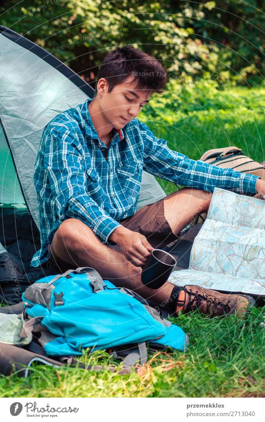 Einen Urlaub auf dem Campingplatz verbringen Lifestyle Erholung Ferien & Urlaub & Reisen Tourismus Ausflug Abenteuer Junger Mann Jugendliche Erwachsene 1 Mensch