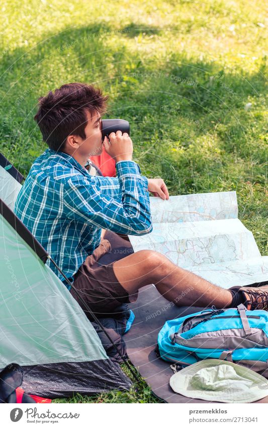 Einen Urlaub auf dem Campingplatz verbringen trinken Lifestyle Erholung Ferien & Urlaub & Reisen Tourismus Abenteuer Junger Mann Jugendliche Erwachsene 1 Mensch