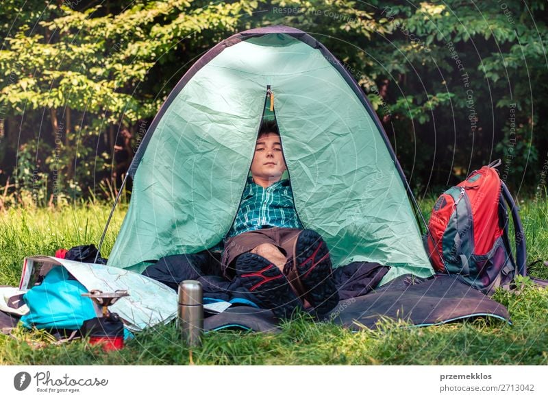 Einen Urlaub auf dem Campingplatz verbringen Lifestyle Erholung Ferien & Urlaub & Reisen Tourismus Ausflug Sommerurlaub Junger Mann Jugendliche Erwachsene 1