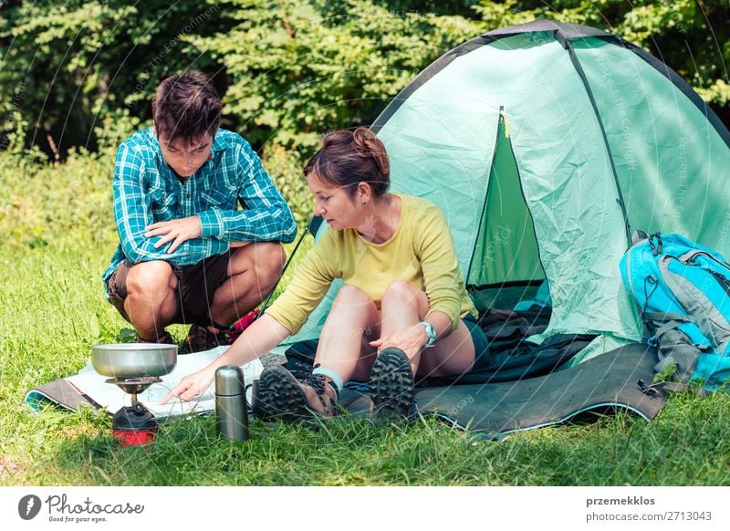 Einen Urlaub auf dem Campingplatz verbringen Lifestyle Erholung Ferien & Urlaub & Reisen Tourismus Ausflug Abenteuer Sommerurlaub Frau Erwachsene Mann 2 Mensch