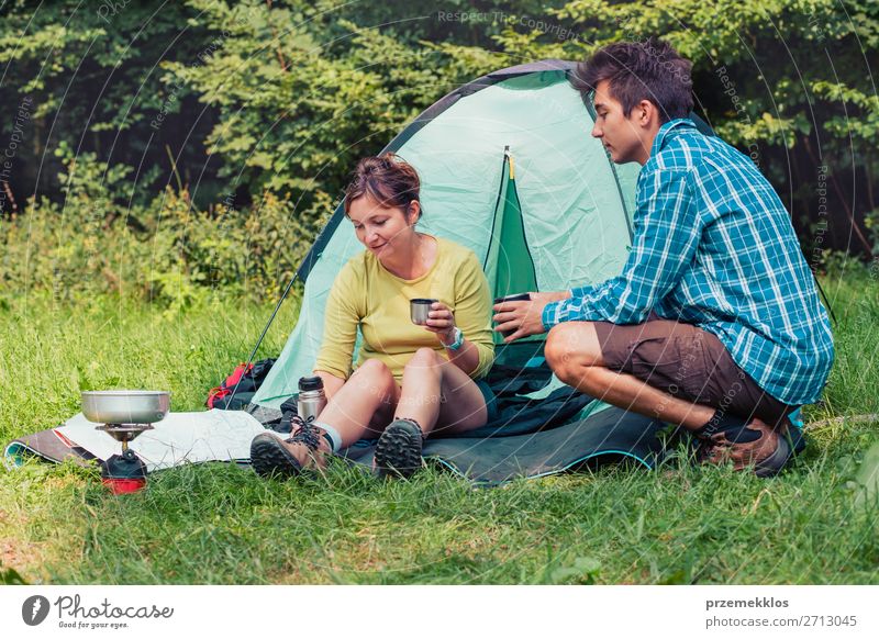 Einen Urlaub auf dem Campingplatz verbringen Lifestyle Erholung Ferien & Urlaub & Reisen Tourismus Abenteuer Frau Erwachsene Mann 2 Mensch 13-18 Jahre