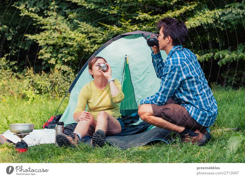 Einen Urlaub auf dem Campingplatz verbringen Lifestyle Erholung Ferien & Urlaub & Reisen Tourismus Abenteuer Junger Mann Jugendliche Frau Erwachsene 2 Mensch