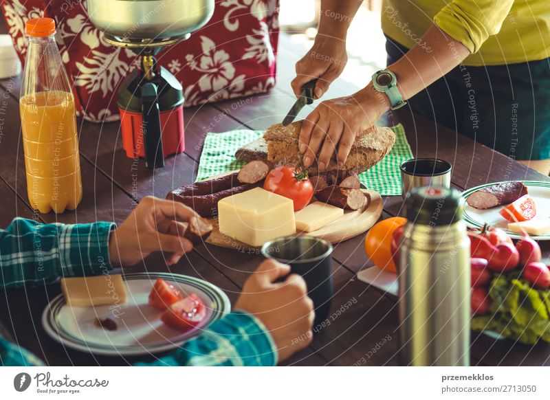 Zubereitung und Verzehr eines Frühstücks im Freien Wurstwaren Käse Gemüse Brot Saft Flasche Lifestyle Ferien & Urlaub & Reisen Camping Sommer Sommerurlaub Tisch