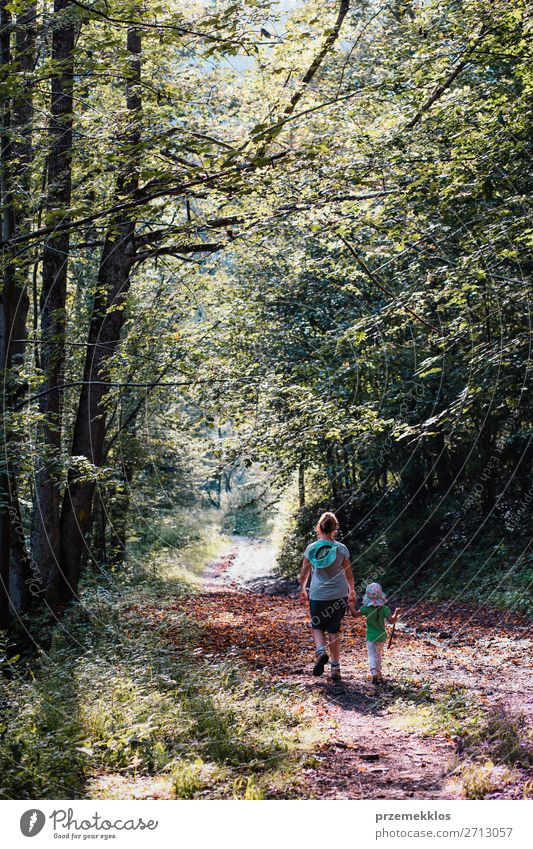 Mutter mit Tochter beim Spaziergang durch den Wald Lifestyle Freude Glück Erholung Freizeit & Hobby Ferien & Urlaub & Reisen Tourismus Ausflug Sommer