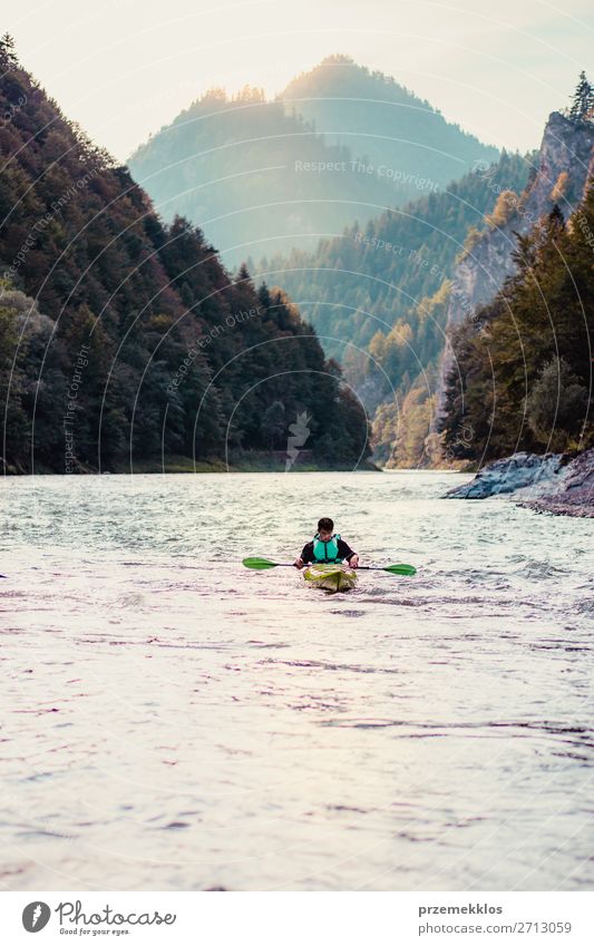 Junger Mann Kajakfahren auf dem Fluss Dunajec Lifestyle Freude Erholung Freizeit & Hobby Ferien & Urlaub & Reisen Tourismus Ausflug Abenteuer Ferne Sommer