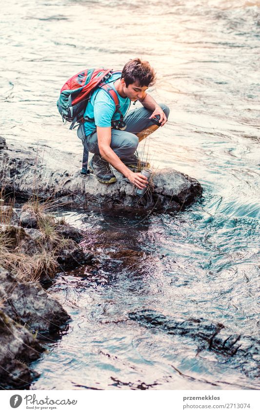 Ein junger Wanderer holt sich reines Wasser aus einem Fluss. Körper Leben wandern Mensch Junge Junger Mann Jugendliche Erwachsene 1 18-30 Jahre Umwelt Natur