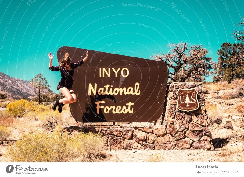 Mädchen beim INYO National Forest Schild, in der Nähe von Kalifornien und Nevada. Ferien & Urlaub & Reisen Tourismus Mensch feminin Junge Frau Jugendliche