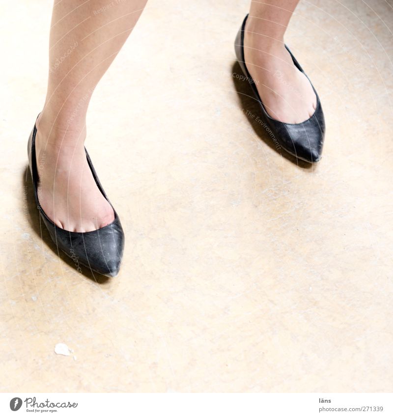 AST5 l und DAS ist erst der Anfang Schuhe Beine Fuß Mensch Frau stehen