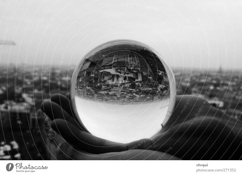DIe Welt auf den Kopf stellen Stadt Hauptstadt Stadtzentrum Skyline Hochhaus Glas festhalten Blick außergewöhnlich schwarz weiß Kraft Macht Vertrauen Sicherheit
