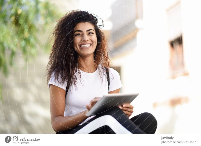 Lächelnde afrikanische Frau mit digitalem Tablett im Freien Lifestyle Stil Glück schön Haare & Frisuren Tourismus Technik & Technologie Internet Mensch feminin