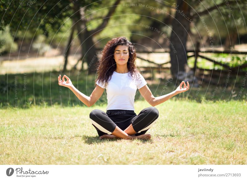 Junge arabische Frau beim Yoga in der Natur Lifestyle Glück Haare & Frisuren Erholung ruhig Meditation Sommer Sport Mensch feminin Junge Frau Jugendliche