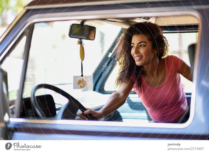 Arabisches Mädchen in einem alten Lieferwagen, der auf einem Campingplatz geparkt ist. Lifestyle Stil Freude Glück schön Haare & Frisuren Freizeit & Hobby