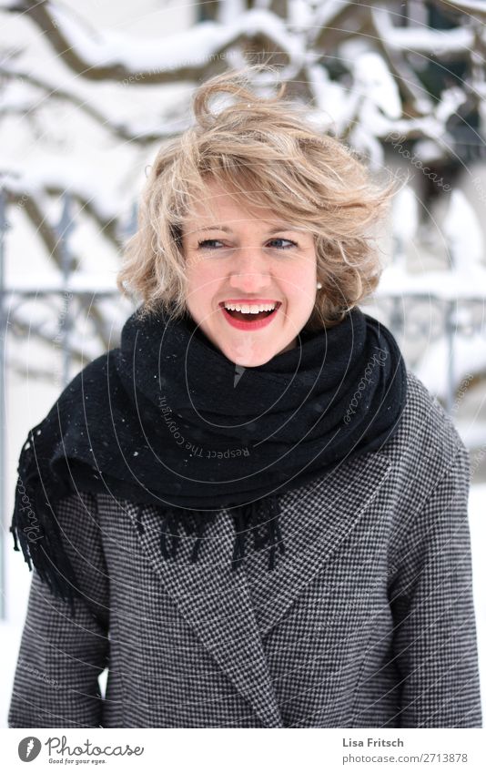 BLOND - KURZHAAR - HÜBSCh schön Winter Schnee Winterurlaub Frau Erwachsene 1 Mensch 18-30 Jahre Jugendliche Mantel Schal blond kurzhaarig Locken entdecken