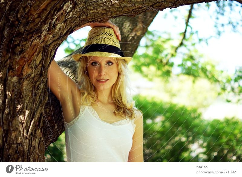 summertime X feminin Junge Frau Jugendliche Erwachsene 1 Mensch 18-30 Jahre Natur Pflanze Baum Hut Strohhut blond langhaarig Erholung Lächeln Blick Farbfoto