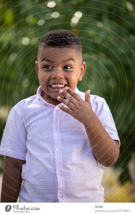 Überraschtes kolumbianisches Kind in einem Park Freude Glück schön Mensch Baby Junge Mann Erwachsene Kindheit Natur Lächeln lachen lustig niedlich Gefühle