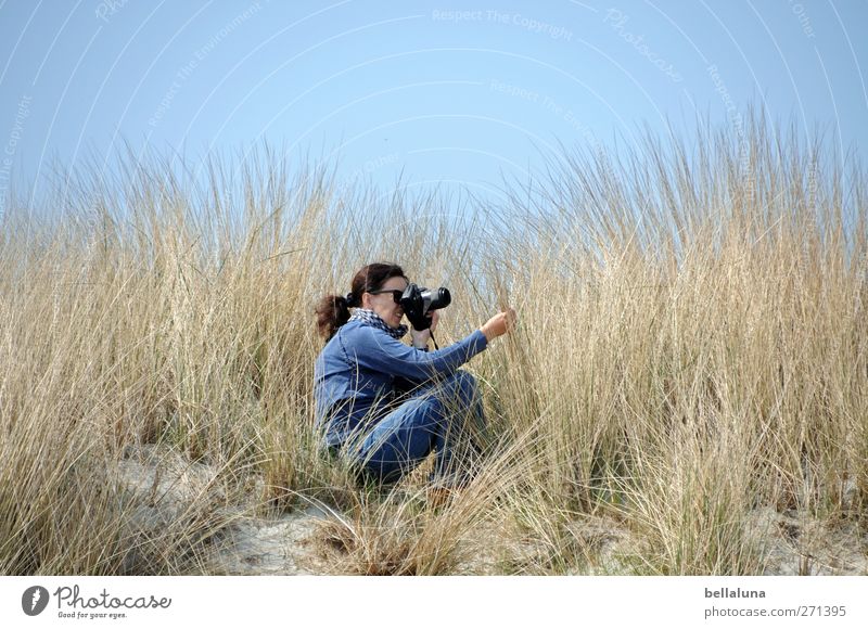Hiddensee | Fotogräfin Mensch feminin Junge Frau Jugendliche Erwachsene Leben Körper 1 18-30 Jahre 30-45 Jahre Sand Himmel Wolkenloser Himmel Schönes Wetter