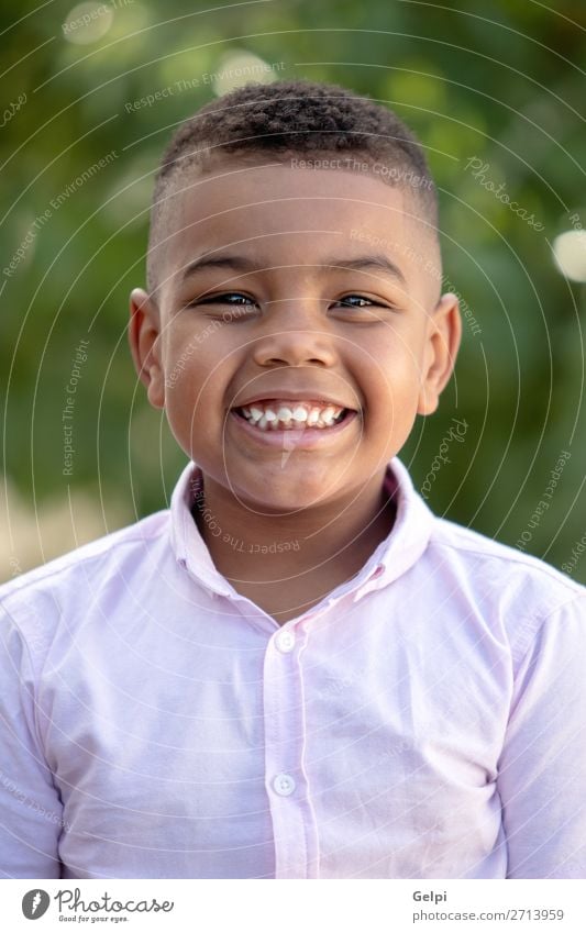 Liebenswertes lateinamerikanisches Kind im Garten Lifestyle Freude Gesicht Spielen Mensch Junge Mann Erwachsene Kindheit Natur Park Lächeln Fröhlichkeit heiß