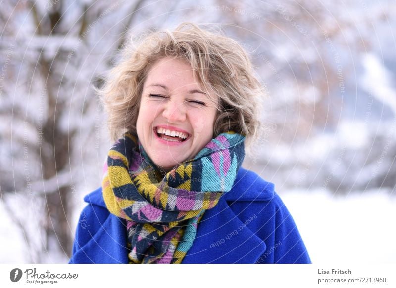 Frau, Locken, blond, bunte Kleidung Erwachsene 1 Mensch 18-30 Jahre Jugendliche Mode Schal kurzhaarig Erholung genießen lachen frech Fröhlichkeit Glück schön
