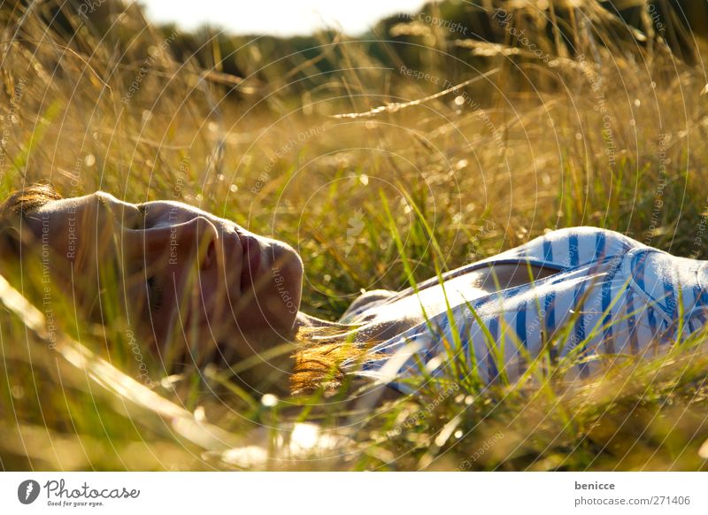 Grüngras Frau Mensch Jugendliche Junge Frau liegen Gras Wiese Natur Außenaufnahme Erholung schlafen Zufriedenheit Ferien & Urlaub & Reisen Heimat zuhause