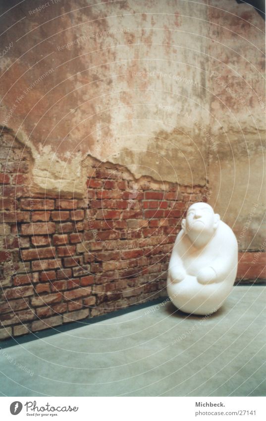 Männlein Ausstellung Wand weiß obskur Kunstakademie Statue Einsamkeit