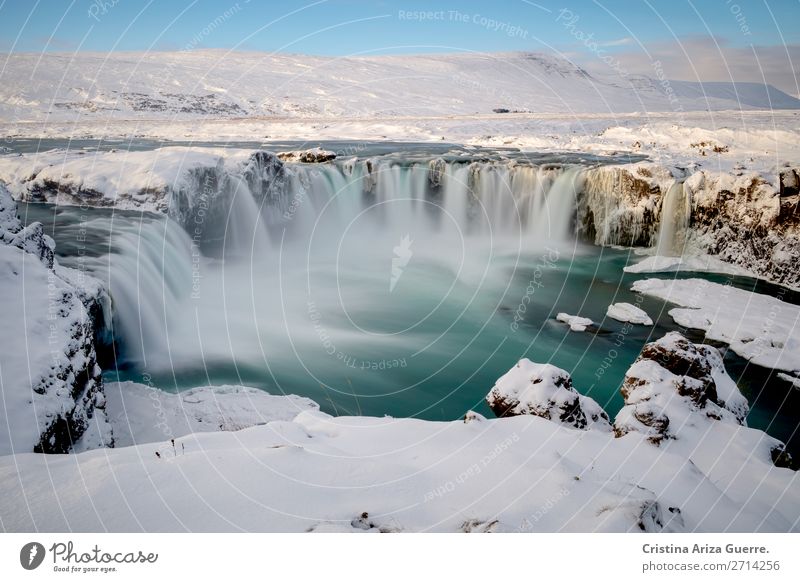 Godafoss-Wasserfall in Island Winter Langzeitbelichtung Schnee Eis Landschaft Natur Außenaufnahme Tourismus Tag Ferien & Urlaub & Reisen
