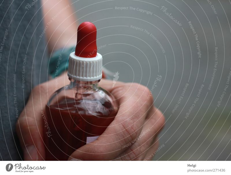 AST 5 | Beelitzer Blutprobe Getränk Alkohol Flasche Mensch feminin Frau Erwachsene Arme Hand Finger 1 berühren festhalten warten authentisch außergewöhnlich