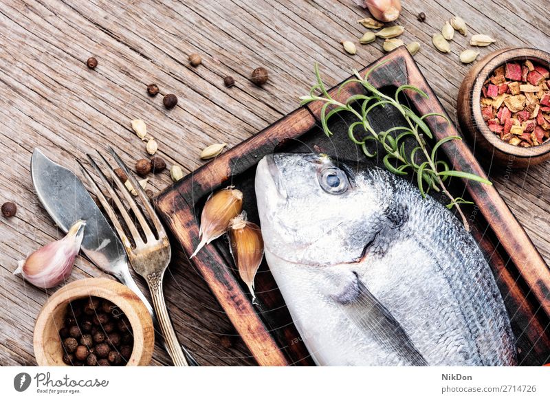 Rohe frische Goldbrasse Dorado Fisch ungekocht Lebensmittel Meeresfrüchte Gesundheit roh Bestandteil Dorade-Fisch MEER Tisch Zitrone Essen zubereiten Diät