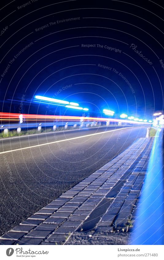 Blaulicht bei Nacht Dienstleistungsgewerbe Verkehr Verkehrsmittel Verkehrswege Straßenverkehr Autofahren Brücke Fahrzeug PKW leuchten Farbfoto Außenaufnahme